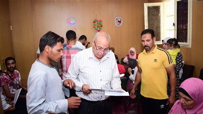 مركز نور البصيرة بجامعة سوهاج يساهم في تسجيل 300 بطاقة خدمات متكاملة