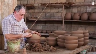 من أقدم المهن في التاريخ .. تعرف على صناعة الفخار في غزة (شاهد)