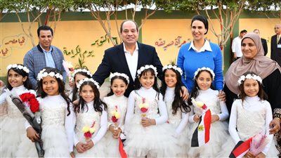  الرئيس السيسي أعاد العصر الذهبي للاهتمام بالمعلم.. فيديو