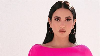 درة زروق تشبه الزهرة الأنيقة بالأسود الساحر