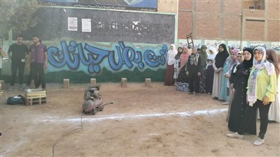 30 شابا وفتاة يشاركون فى نظافة ودهانات الجدران بأسيوط