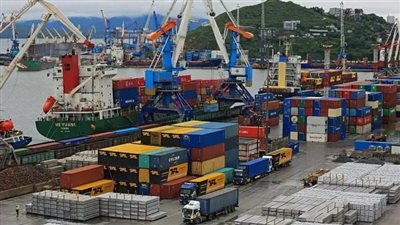 تراكم حاويات الشحن القادمة من الصين في موانئ روسيا