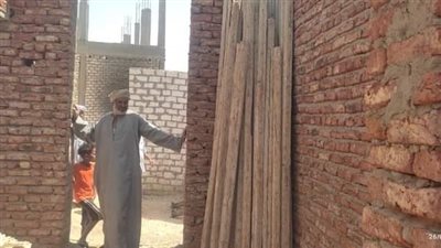 إيقاف أعمال بناء بدون ترخيص فى قرية أبنود بقنا