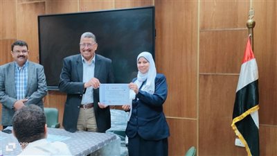 مستشفى جامعة أسيوط يسلم الشهادات الخاصة بالبرنامج التدريبي للسلامة والصحة المهنية 