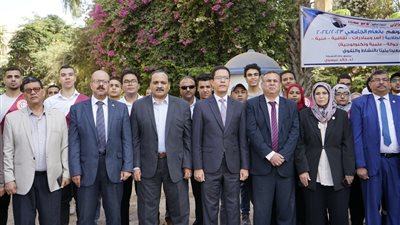 رئيس جامعة بنها يشهد أداء تحية العلم ويتفقد أول أيام العام الدراسى الجديد