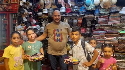 أطفال كنيسة شرم الشيخ يوزعون حلوي المولد النبوي بساحة مسجد الصحابة