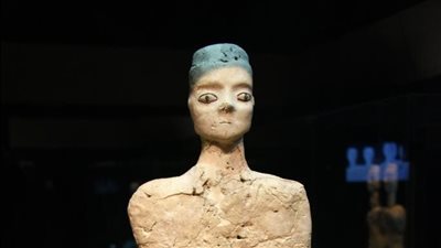 أين تُعرض تماثيل عين غزال القديمة التي احتفل بها جوجل اليوم ؟