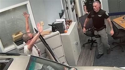 رجل يقتحم قسم شرطة بسيارة (فيديو)