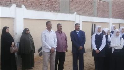 مدير تعليم أبوتشت يتابع استقبال الطلاب بمدرسة عمر بن الخطاب