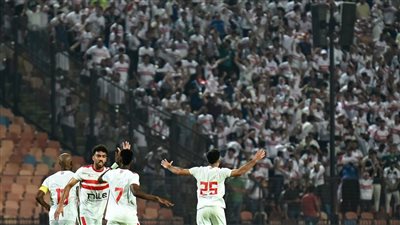 لاعبو الزمالك يحتفلون مع الجمهور بعد الفوز على أرتا سولار برباعية 