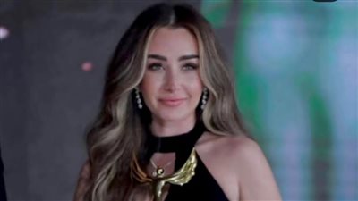 هنا الزاهد تطل بالأسود المجسم