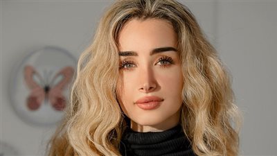 هنا الزاهد تطل بالأسود المجسم