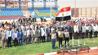 رئيس جامعة الوادي الجديد يؤكد على توفير سبل الدعم والرعاية للطلاب