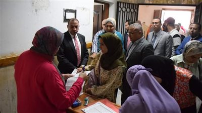 رئيس جامعة بني سويف يتفقد الكشف الطبي على الطلاب الجدد