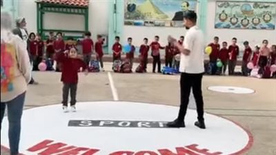 تلاميذ يبدأن عامهم الدراسي بالرقص على أغنية مخصماك.. وتعليقات متباينة (فيديو)
