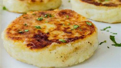 للجوع المفاجيء.. طريقة عمل فطيرة البطاطس المحشية بالجبنة