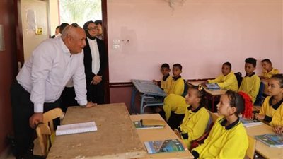 محافظ الوادي الجديد يتابع انتظام العملية التعليمية