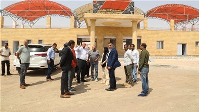 محافظ الوادي الجديد يتابع تشطيبات نادي الهجن والفروسية الدولي بالخارجة