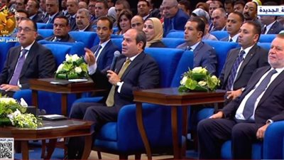 السيسي يوجه الشباب بدراسة قطاع الاتصالات.. فرصه كثيرة