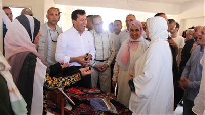 وزير الشباب والرياضة يتفقد معرض الحرف اليدوية والتراثية لأعضاء أندية الفتاة والمرأة