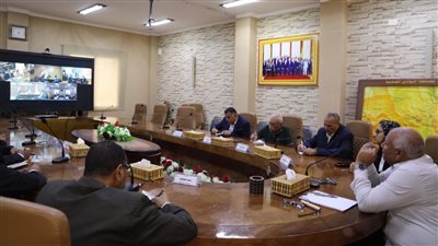 محافظ الوادي الجديد.. الحضور بالزي الرسمي وأخذ البصمات 3 مرات للمعلمين