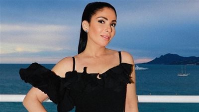 منى زكي تستعرض أنوثتها بالدانتيل الشفاف والأحمر الصاخب