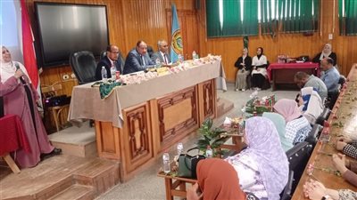 نائب رئيس جامعة الأزهر للوجه القبلي يكرم عميد طب بنات بأسيوط السابق