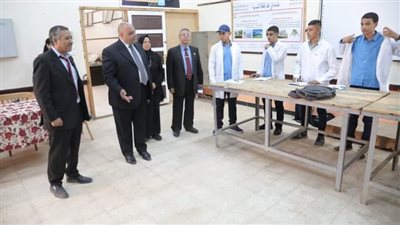 وكيل تعليم الوادي الجديد يحاور طلاب مدرسة الخارجة الثانوية الصناعية العسكرية