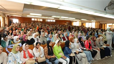 نائب رئيس جامعة الزقازيق يشهد حفل استقبال الطالبات الجدد 