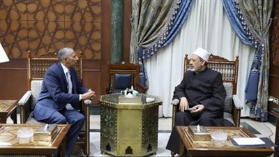 شيخ الأزهر يستقبل سفير مصر لدى الفاتيكان ويبعث رسالة إلى البابا فرنسيس