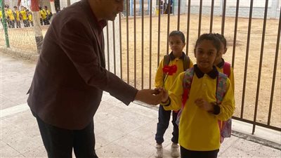 بالورود والهدايا.. مدرسة السادات الرسمية للغات تستقبل طلابها مع انطلاق العام الدراسي