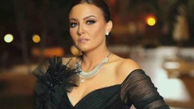 بشرى تستعرض سيارتها الفارهة بلوك جذاب وملامح مختلفة