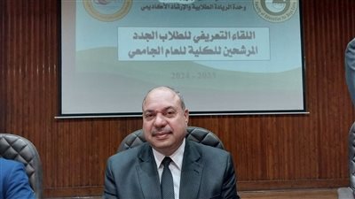 بالحلوى والورود.. كلية التربية بنين تستقبل طلابها الجدد والقدامى