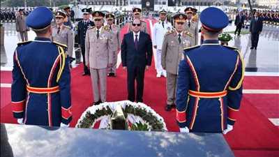 صور.. الرئيس يضع إكليل من الزهور على النصب التذكاري للجندي المجهول 