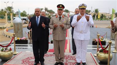 القائد العام للقوات المسلحة ينيب قادة الجيوش الميدانية والمناطق العسكرية لوضع أكاليل الزهور