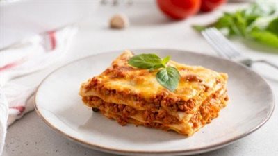 عشاق المكرونة.. طريقة عمل لازانيا باللحم المفروم
