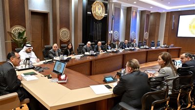 رئيس الوزراء يبحث مع وزير الاستثمار الإماراتى تعزيز التعاون الاقتصادى