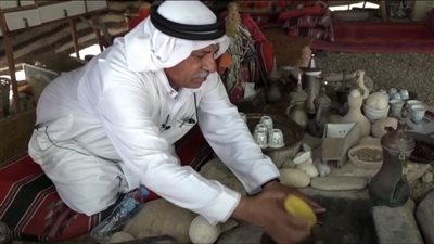 معلم متقاعد ينشر الثقافة البدوية في فلسطين