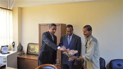 عميد حقوق قنا يشارك الطلاب والعاملين فرحة المولد النبوي الشريف