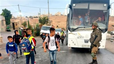 الاحتلال الإسرائيلي يحتجز مُديرًا ومُعلمي مدرسة جنوبي الضفة الغربية