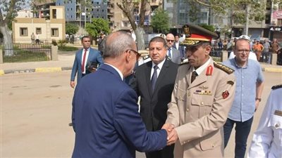 محافظ القليوبية يضع إكليلًا من الزهور على النصب التذكاري لشهداء أكتوبر بحضور السيد مدير أمن القليوبية