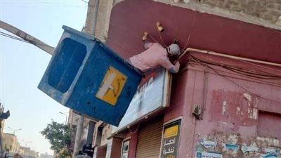 حملة مكبرة لإزالة الإعلانات العشوائية وغير المرخصة بمدينة قوص بقنا