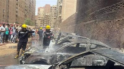 تفحم عدد من السيارات.. تفاصيل اندلاع حريق هائل في الدقي