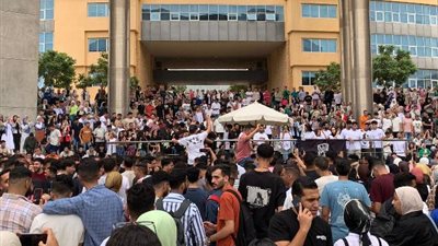 جامعة بدر تتزين بلافتات التهنئة لاستقبال الطلاب على أنغام الموسيقى