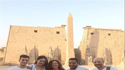 عاد بعد 25 سنة.. سائح إسباني وأسرته من معبد الأقصر: مصر تغيرت كثيرًا للأفضل