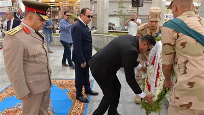 محافظ الدقهلية  ويضع إكليل الزهور علي النصب التذكاري للشهداء  بمناسبة مرور 50 عاما علي انتصارات أكتوبر المجيدة.