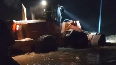 الدفع بمعدات لرفع كفاءة السدود وزيادة السواتر الرميلة فى المناطق المتضررة بمياه الأمطار بمطروح