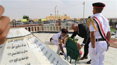 محافظ الوادي الجديد يضع إكليل زهور على النُصب التذكاري للشهداء