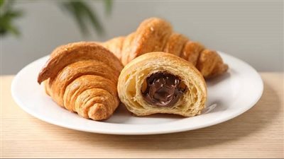 فرّحي أولادك بفطار لذيذ.. طريقة تحضير كرواسون بالشوكولاتة والكراميل