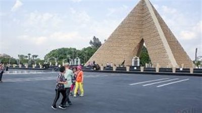 للاحتفال بنصر أكتوبر.. المصريون يتوافدون على النصب التذكاري وزيارة قبر السادات 